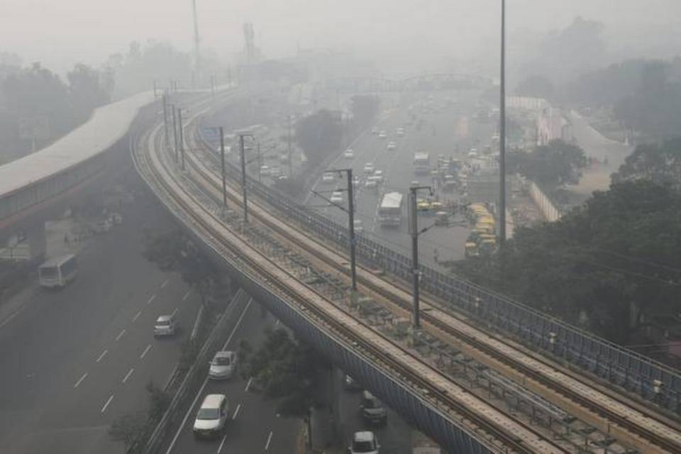 Delhi remains hazy as pollution level in parts of the capital remain in severe category 