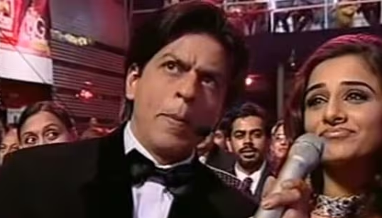 Shah Rukh Khan presented the Na-Real award to Vidya Balan for Heyy Babyy in 2008