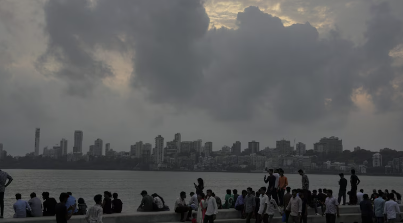 Mumbai experiences unseasonal rains, thunderstorms, and gusty winds on May 8, 2025, as the IMD upgrades weather alert to orange due to heightened flood risk.